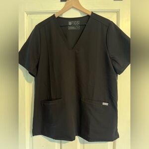 Figs top XL two front pockets